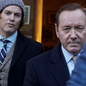 20.10.2022, USA, New York: Der amerikanische Schauspieler Kevin Spacey (M) verlässt das Daniel Patrick Moynihan Court House in New York.