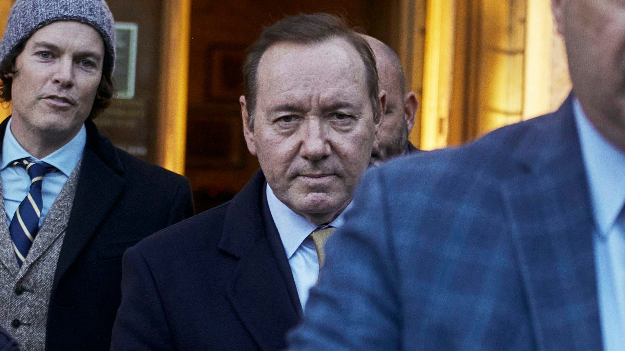 20.10.2022, USA, New York: Der amerikanische Schauspieler Kevin Spacey (M) verlässt das Daniel Patrick Moynihan Court House in New York.