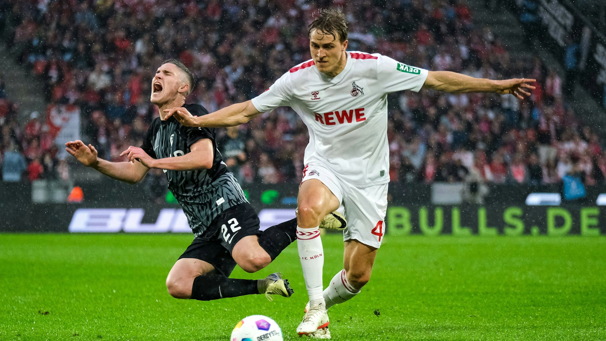 Timo Hübers im Zweikampf mit Freiburgs Sallai