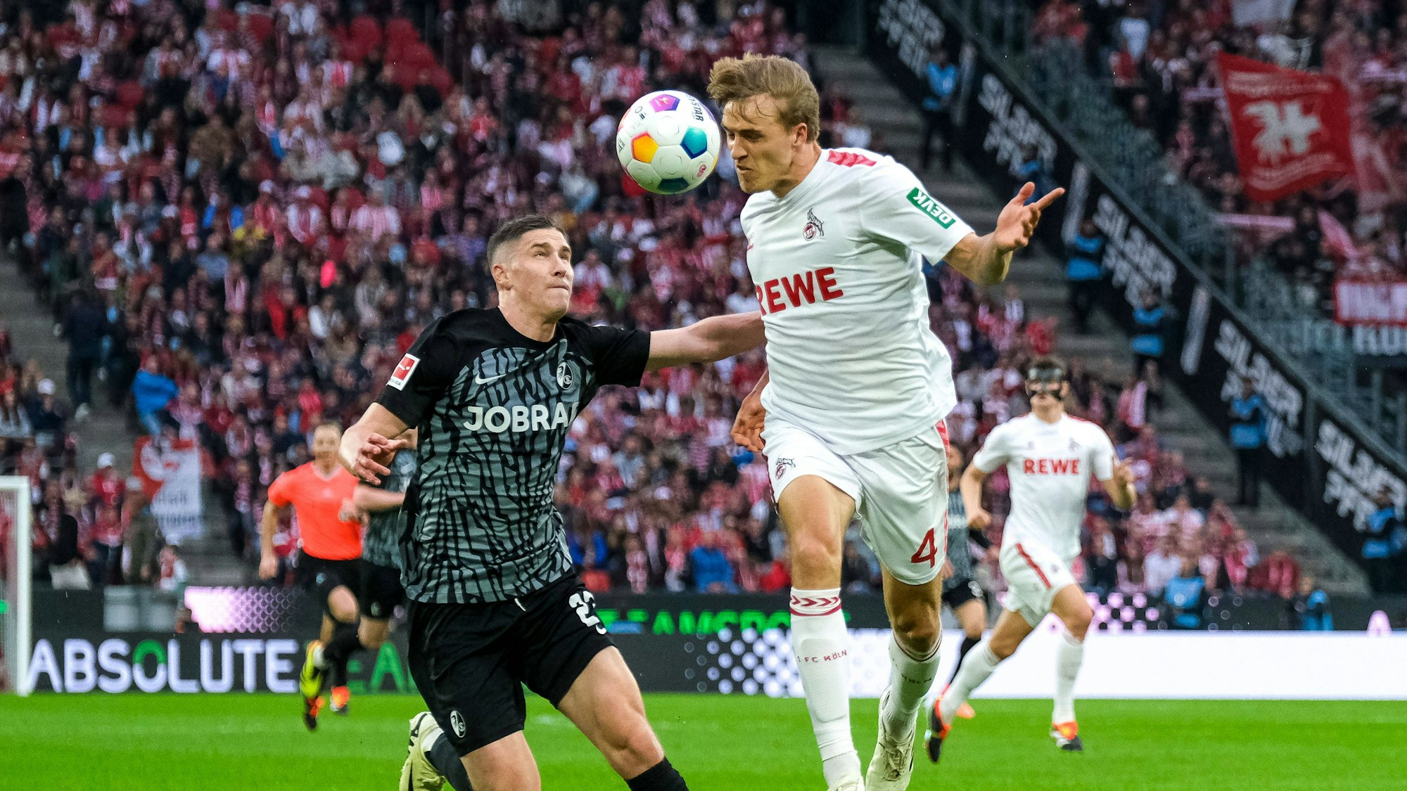 Hübers köpft Sallai den Ball weg