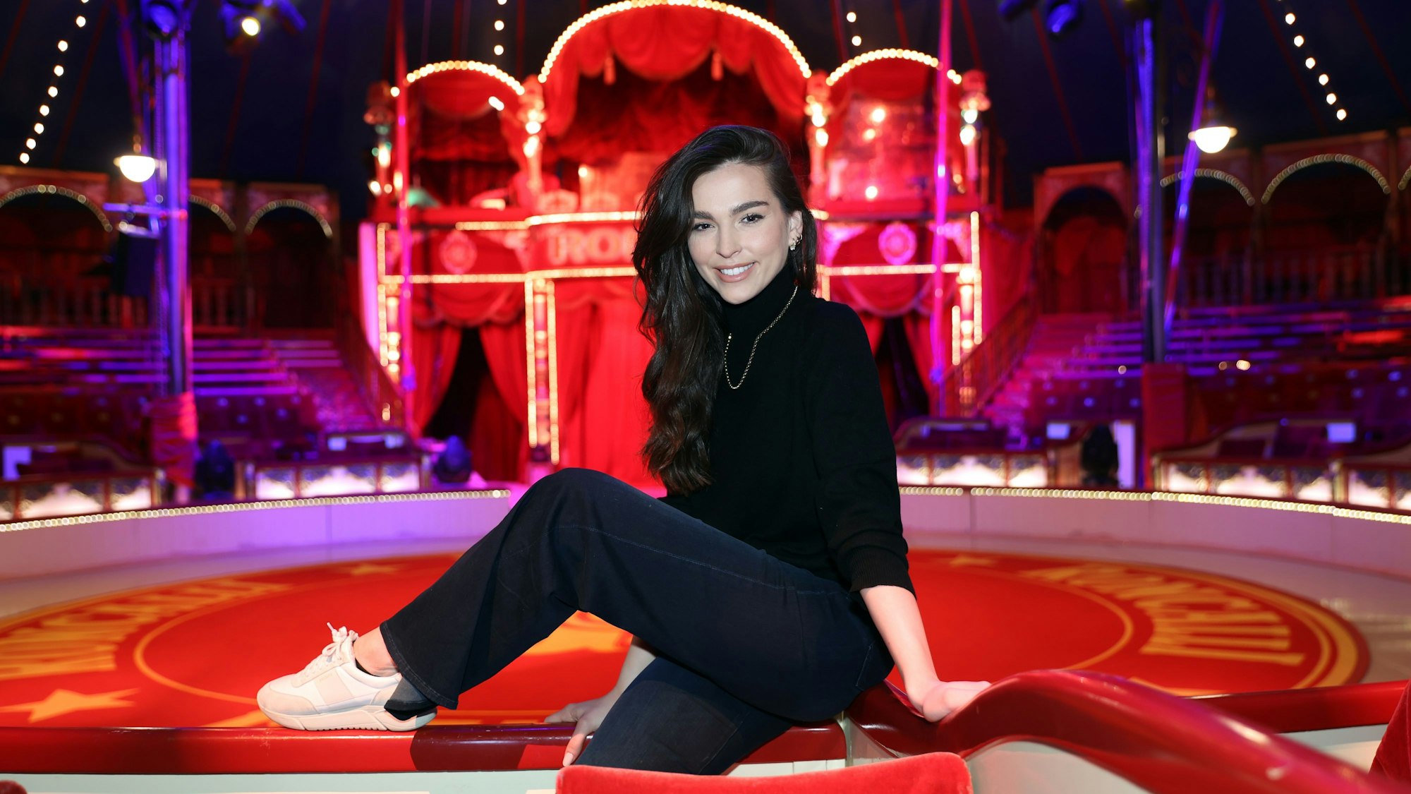 Lili Paul-Roncalli in der Roncalli-Manege im Zirkuszelt auf dem Neumarkt.
Sie ist Kontorsionskünstlerin
Foto: Martina Goyert