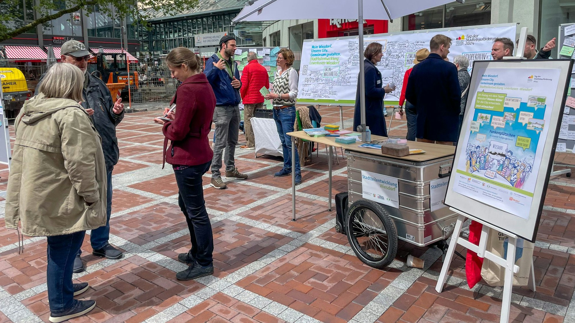 Zum Tag der Städtebauförderung konnten die Menschen in Wiesdorf bei den Leverkusener Stadtplanern loswerden, was ihnen in ihrem Stadtteil fehlt.