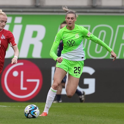 Anna Gerhardt (l.), hier im Duell mit Wolfsburgs Jule Brand. (Archivbild)