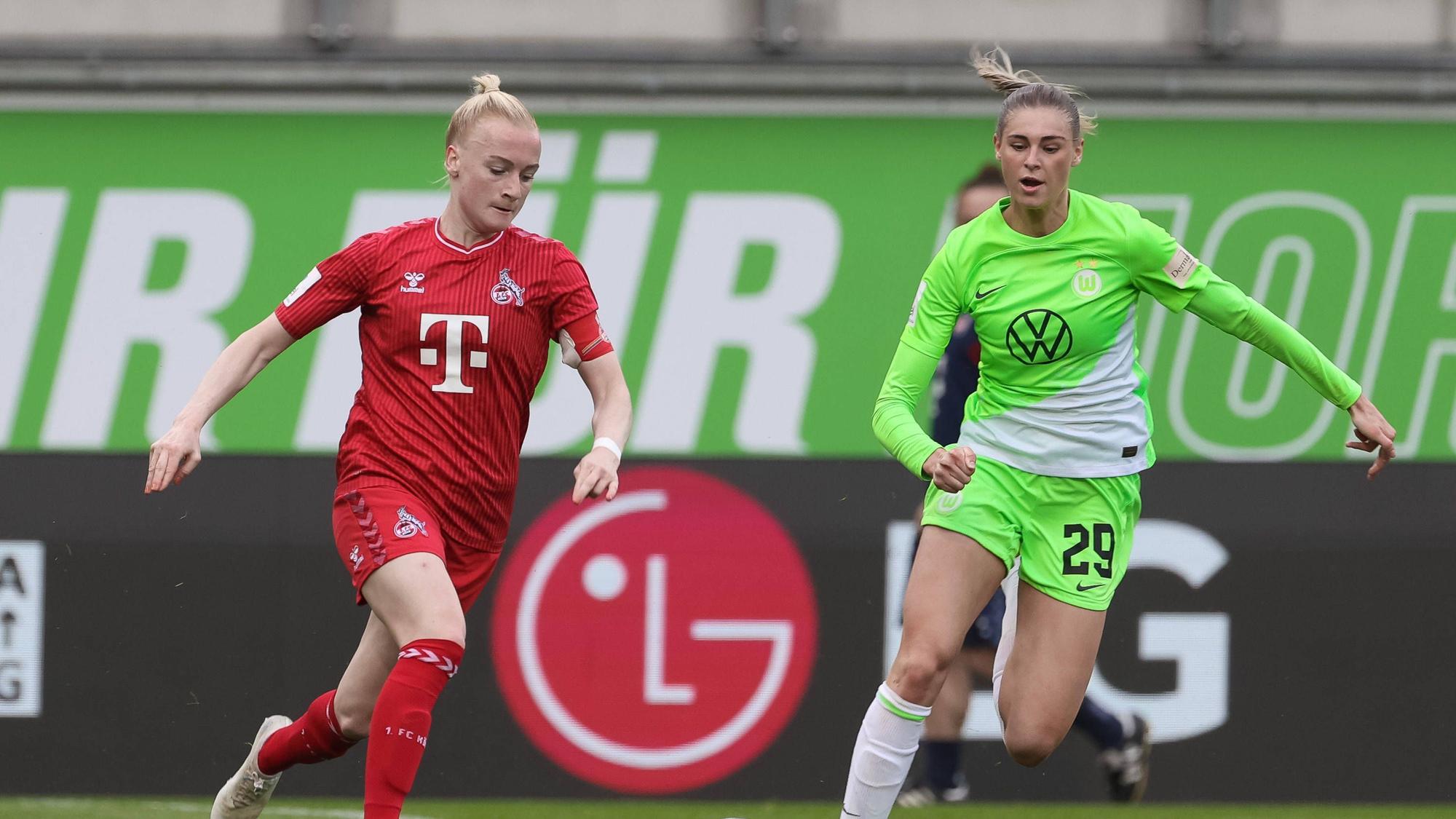 Anna Gerhardt (l.), hier im Duell mit Wolfsburgs Jule Brand. (Archivbild)