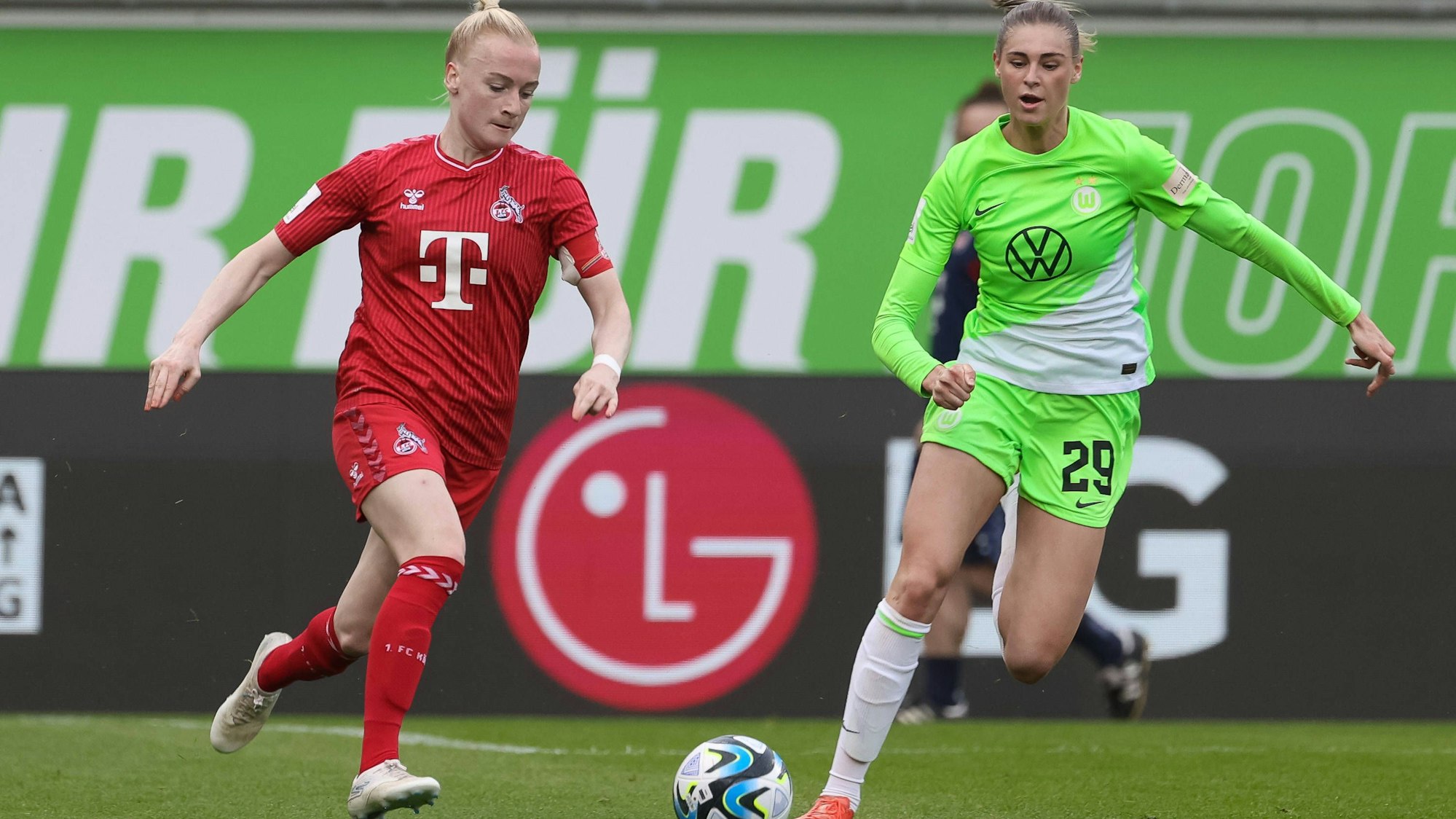 v.li.: Anna Gerhardt 1. FC Köln, 21 und Jule Brand VfL Wolfsburg, 29 im Zweikampf, Duell, Dynamik, Aktion, Action, Spielszene, DIE DFB-RICHTLINIEN UNTERSAGEN JEGLICHE NUTZUNG VON FOTOS ALS SEQUENZBILDER UND/ODER VIDEOÄHNLICHE FOTOSTRECKEN. DFB REGULATIONS PROHIBIT ANY USE OF PHOTOGRAPHS AS IMAGE SEQUENCES AND/OR QUASI-VIDEO., 03.05.2024, Wolfsburg Deutschland, Fussball, Google Pixel Frauen-Bundesliga, VfL Wolfsburg - 1. FC Köln *** from left Anna Gerhardt 1 FC Köln, 21 and Jule Brand VfL Wolfsburg, 29 in a duel, dynamic, action, action, game scene, THE DFB REGULATIONS PROHIBIT ANY USE OF PHOTOGRAPHS AS IMAGE SEQUENCES AND OR QUASI VIDEO , 03 05 2024, Wolfsburg Germany , Football, Google Pixel Womens Bundesliga, VfL Wolfsburg 1 FC Köln xobx
