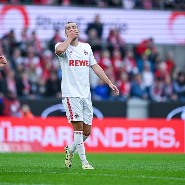 Luca Waldschmidt fasst sich mit der Hand vor den Mund