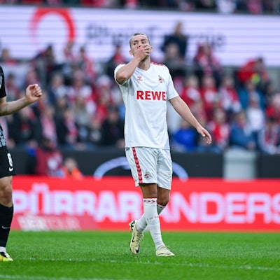 Luca Waldschmidt fasst sich mit der Hand vor den Mund
