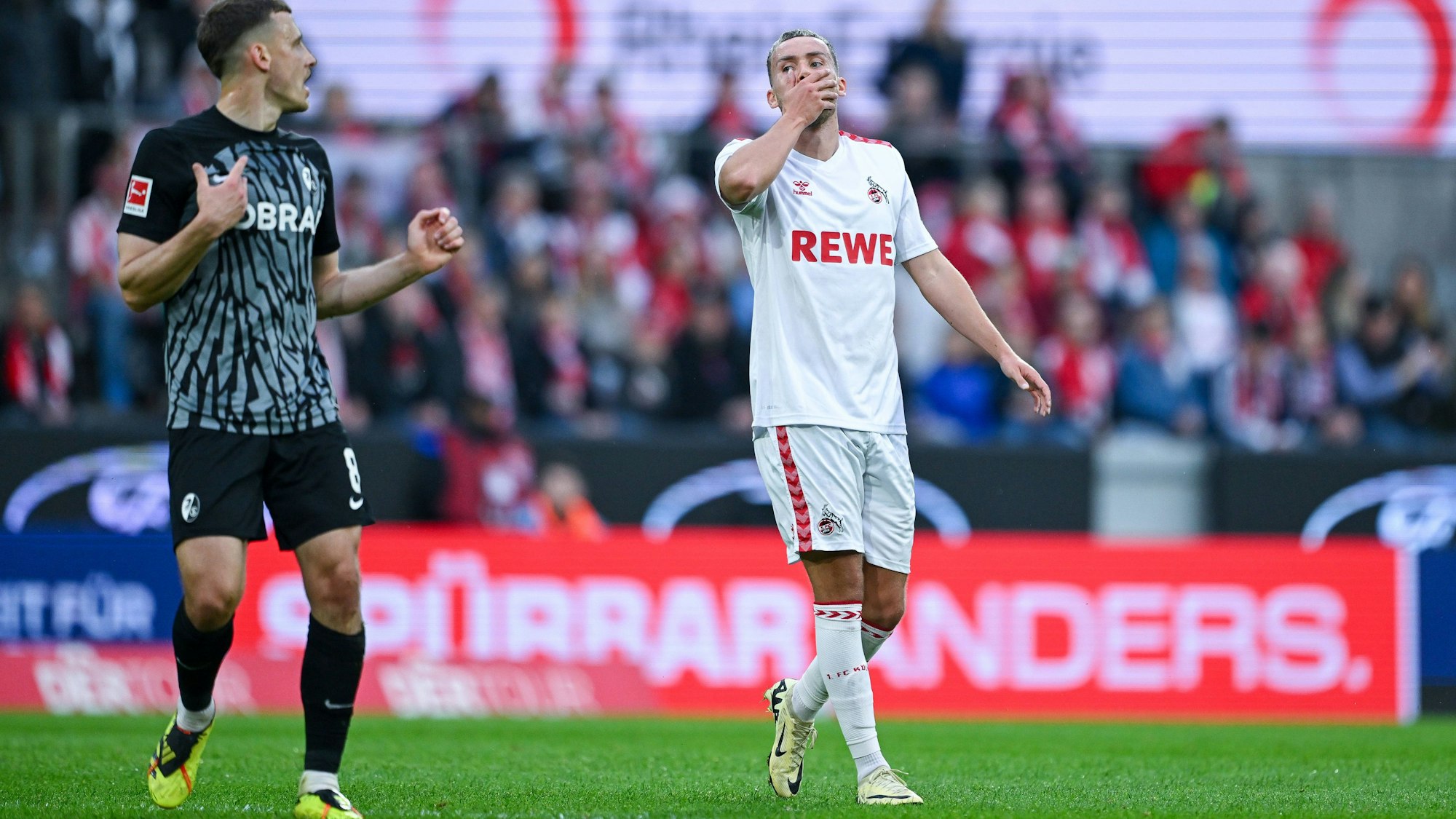 Luca Waldschmidt fasst sich mit der Hand vor den Mund