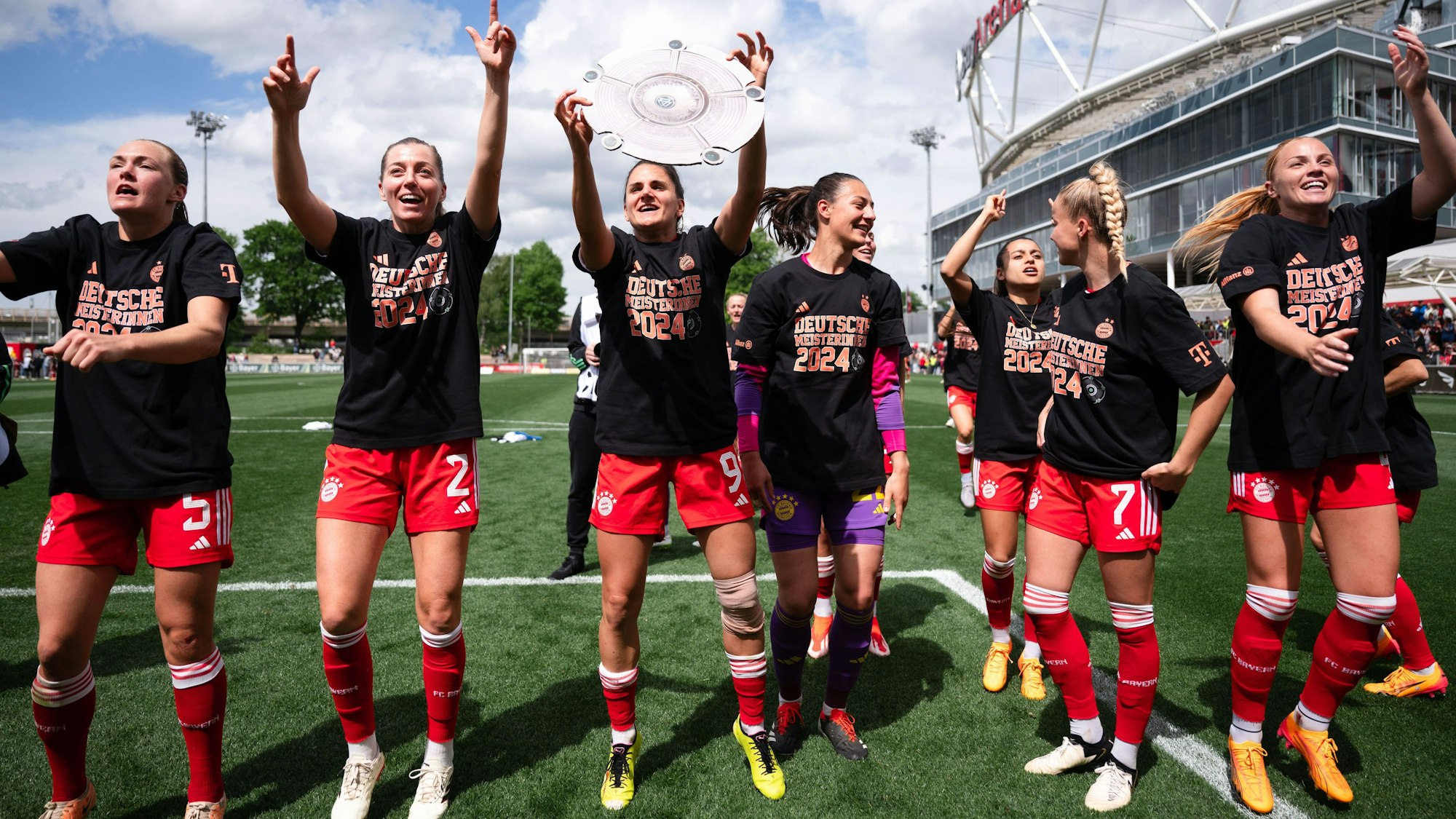 04.05.2024, Nordrhein-Westfalen, Leverkusen: Fußball, Frauen: Bundesliga, Bayer Leverkusen - Bayern München, 20. Spieltag, Ulrich-Haberland-Stadion. Bayern Münchens Linda Sembrant (l-r), Jovana Damnjanovi·, Maria Luisa Grohs und Giulia Gwinn jubeln nach der Partie und halten eine Meisterschale aus Pappe.