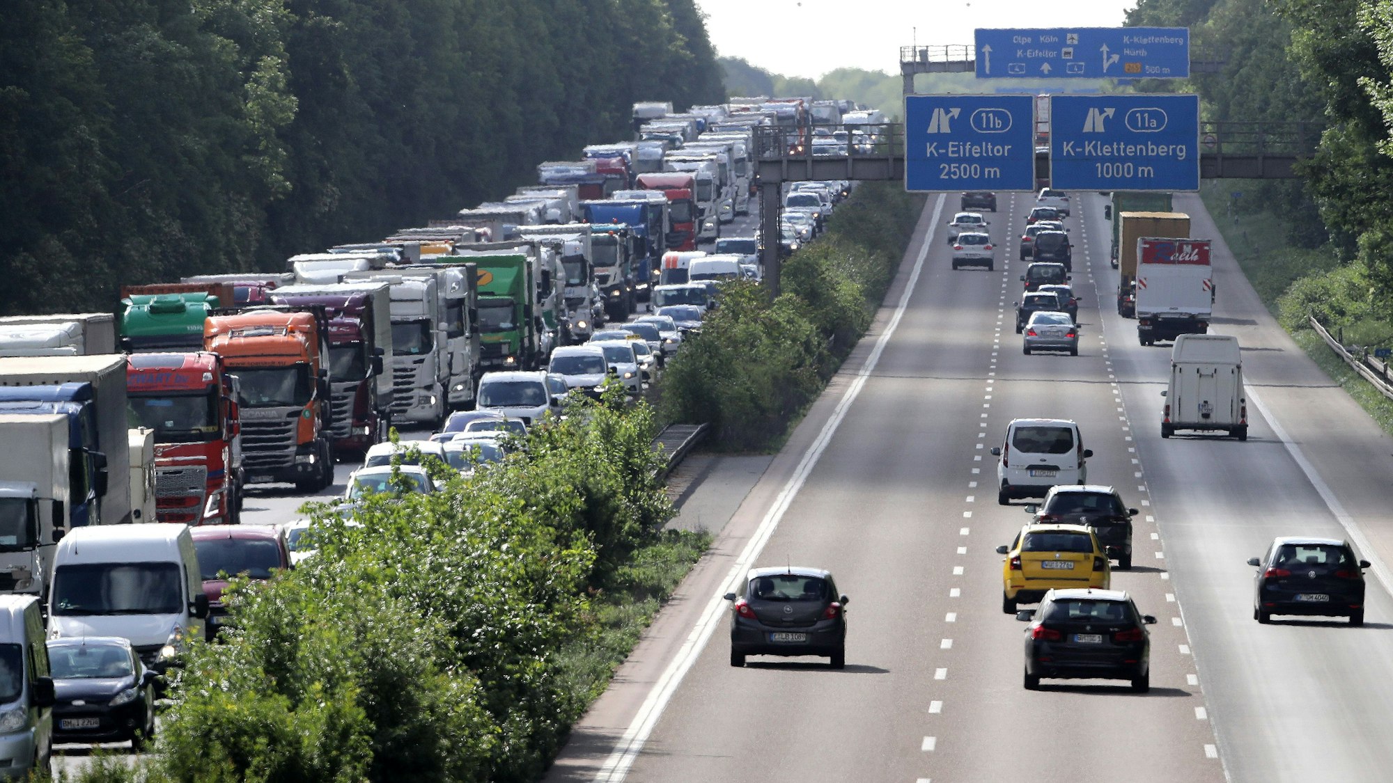 Autobahn A4 Stau zwischen Klettenberg und Autobahnkreuz Köln West Fahrtrichtung Aachen liegengebliebener LKW Herbert Bucco 12.05.2020
