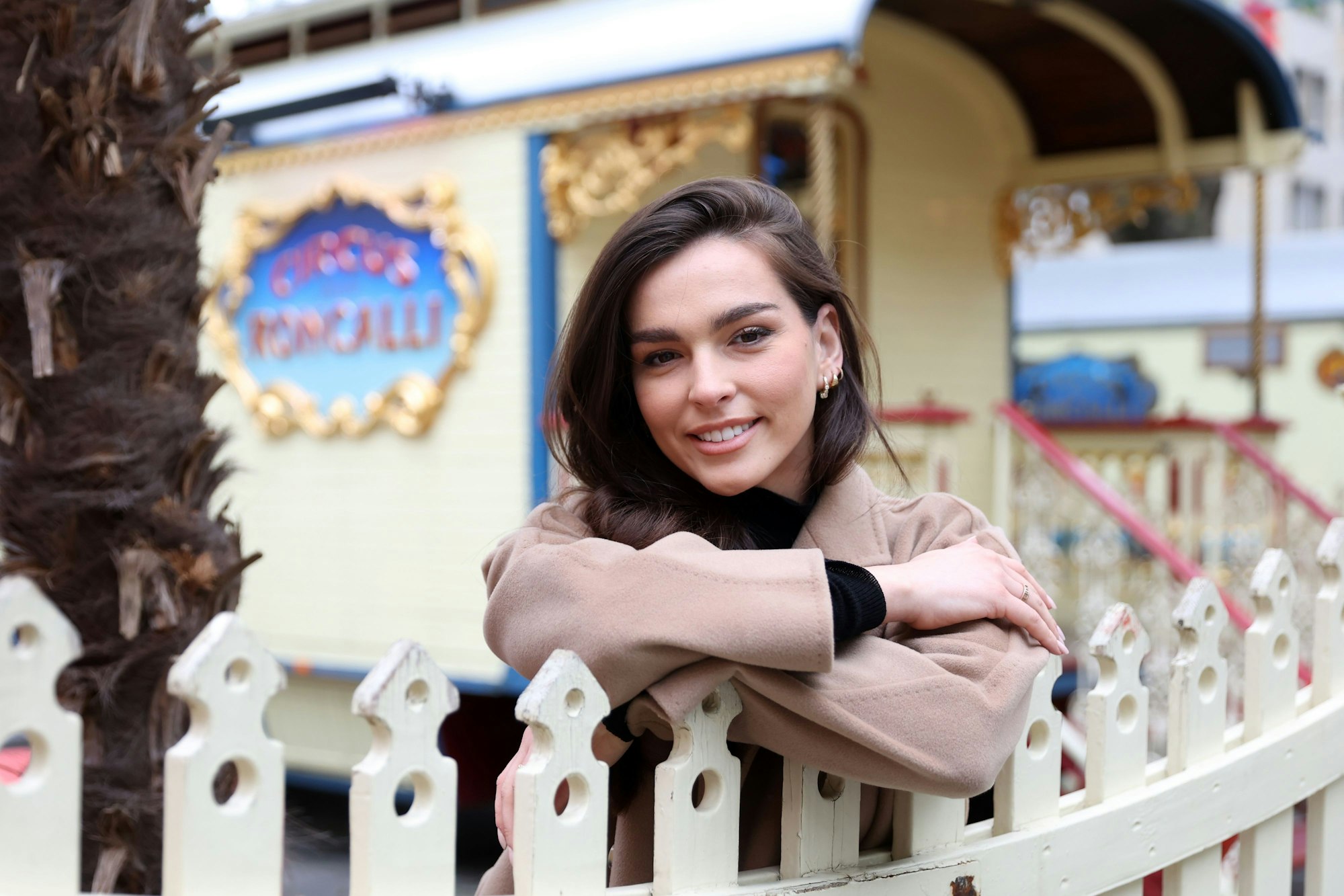 Lili Paul vor dem Zirkuswagen am Neumarkt