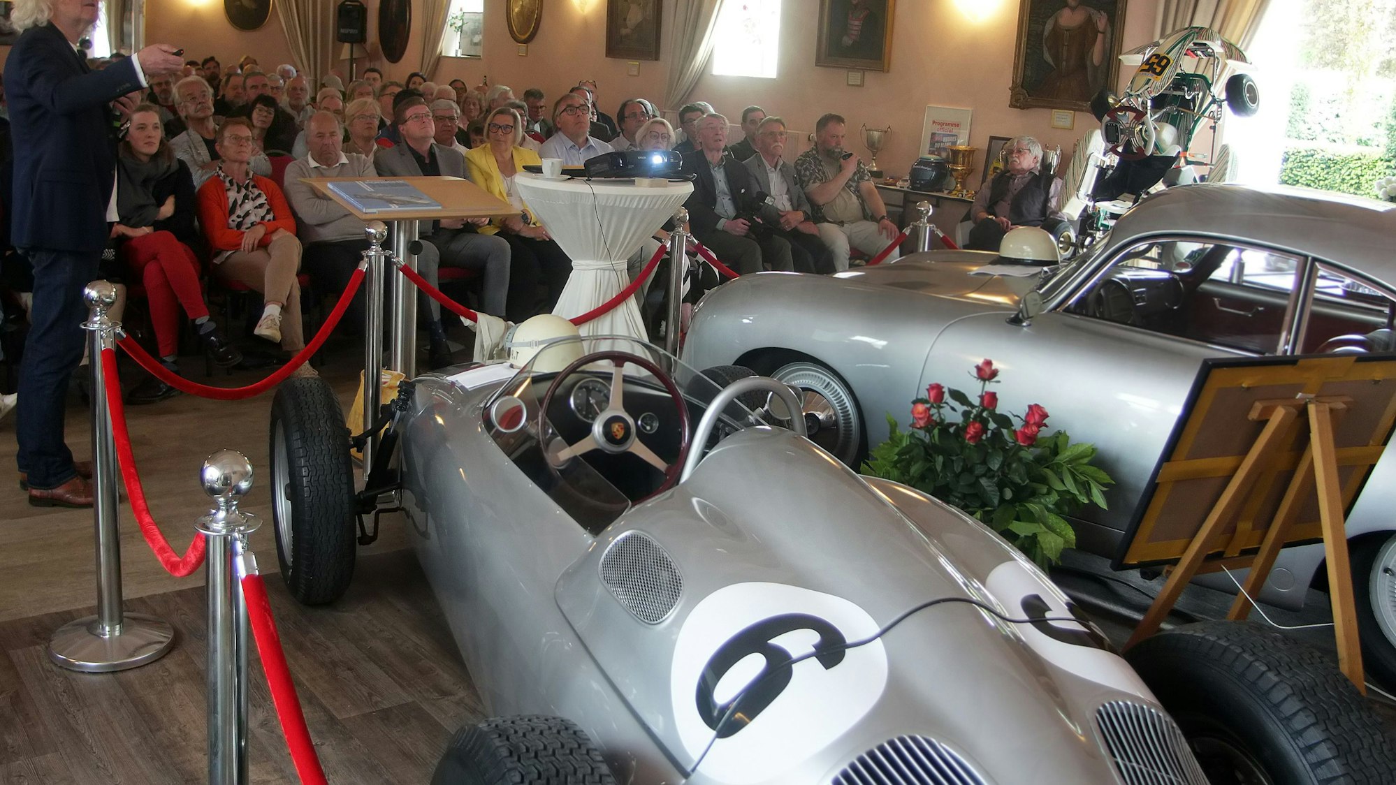 Beim Porsche-Tag der Trips-Stiftung auf Schloss Loersfeld waren alle Augen auf zwei Rennwagen gerichtet, die Wolfgang Graf Berghe von Trips vor rund 70 Jahren selber gesteuert hat: links der Formel-2-Bolide 718/2, daneben der legendäre Porsche 356.