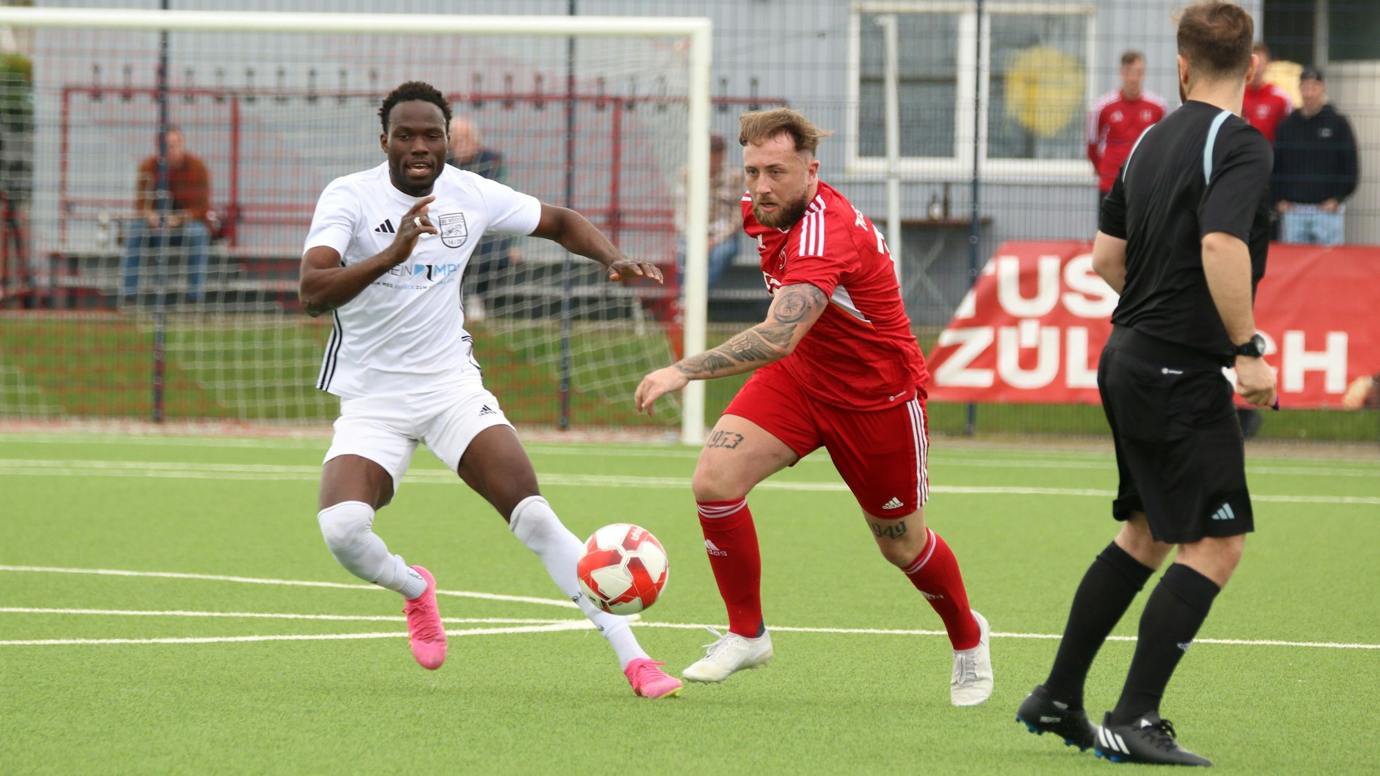 Das Bild zeigt Nico Berekoven im Laufduell mit einem Gegenspieler.