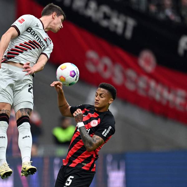 Bayer Leverkusens Adam Hlozek (l) und Frankfurts Tuta.