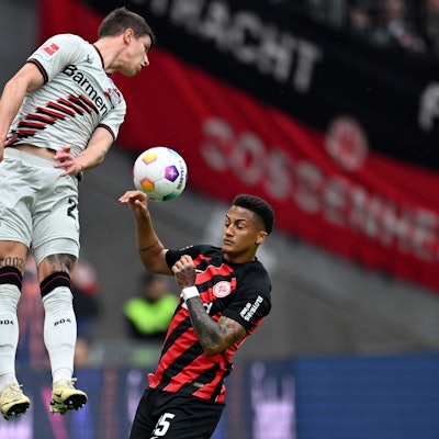 Bayer Leverkusens Adam Hlozek (l) und Frankfurts Tuta.