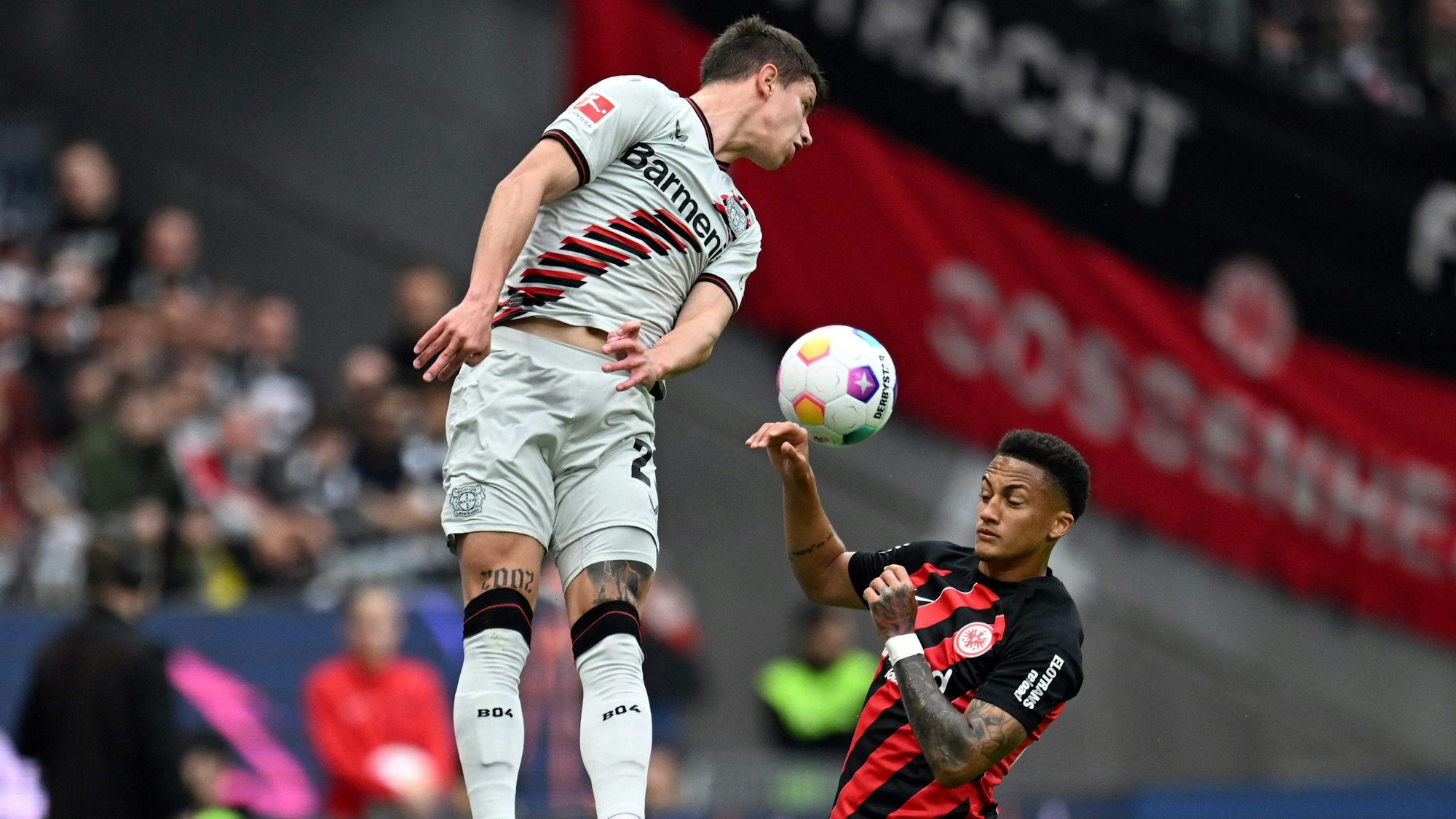 Bayer Leverkusens Adam Hlozek (l) und Frankfurts Tuta.