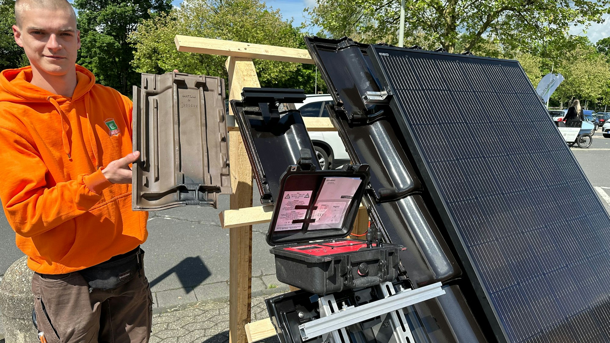 Luca Radermacher von der Firma Graf.Solar erklärt den richtigen Winkel der Solarmodule auf der Nachhaltigkeits- und Mobilitätsmesse in Lohmar.