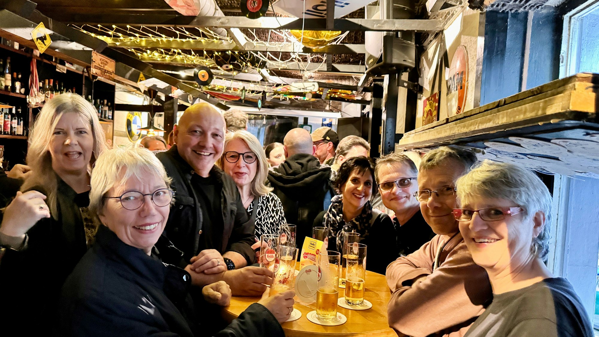 Das Kneipenfestival in Leverkusen: die Australierin Wallï (2.v.l.) mit Freundinnen und Freunden.