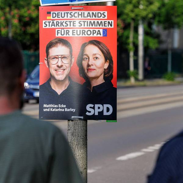 Ein Wahlplakat von Matthias Ecke (L.) and Katarina Barley in Dresden.
