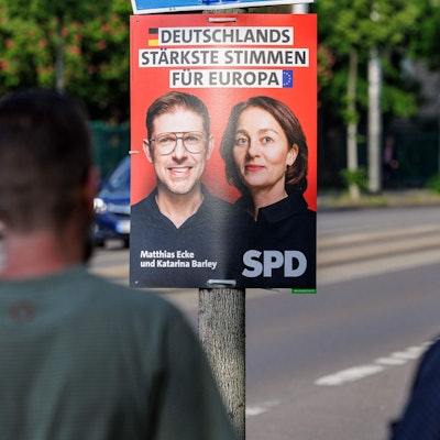 Ein Wahlplakat von Matthias Ecke (L.) and Katarina Barley in Dresden.