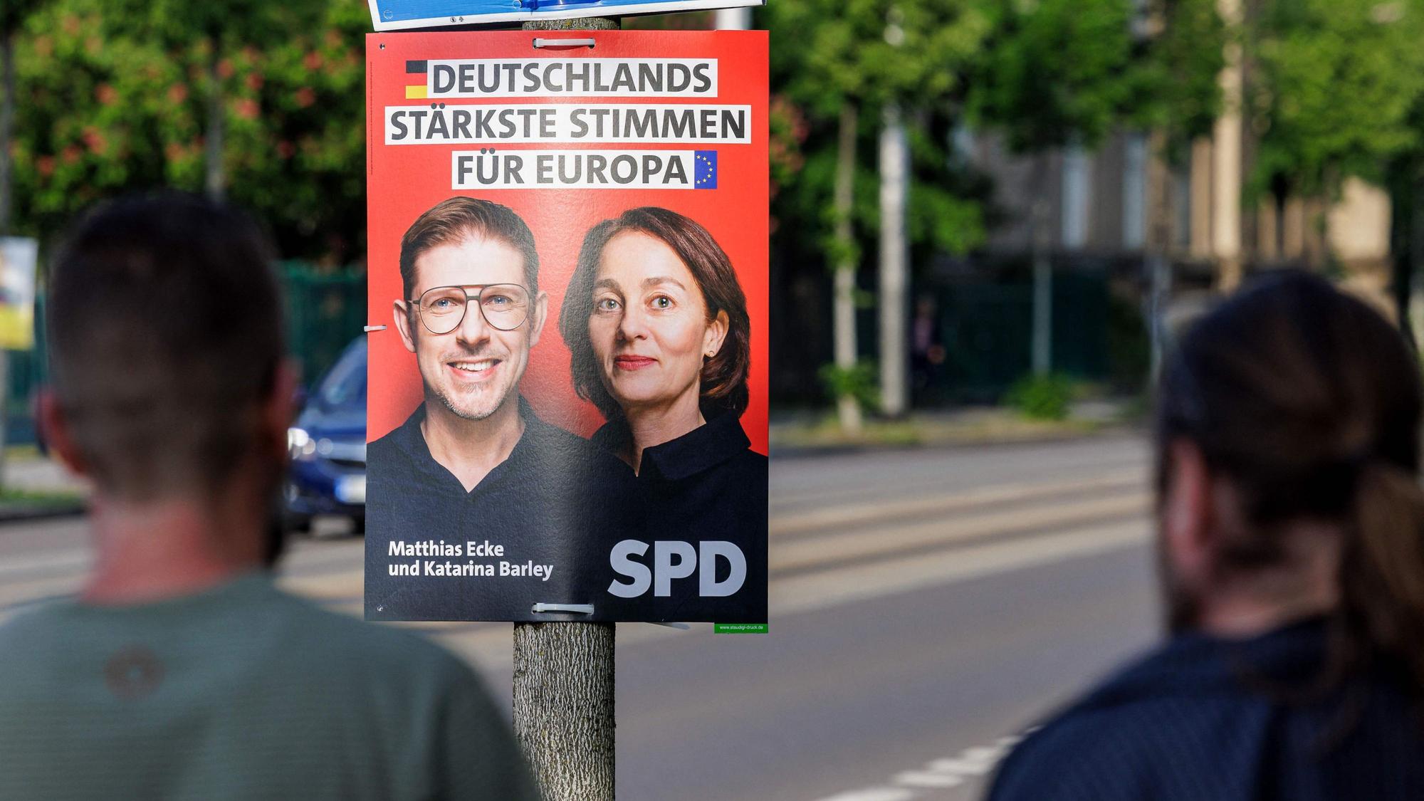 Ein Wahlplakat von Matthias Ecke (L.) and Katarina Barley in Dresden.