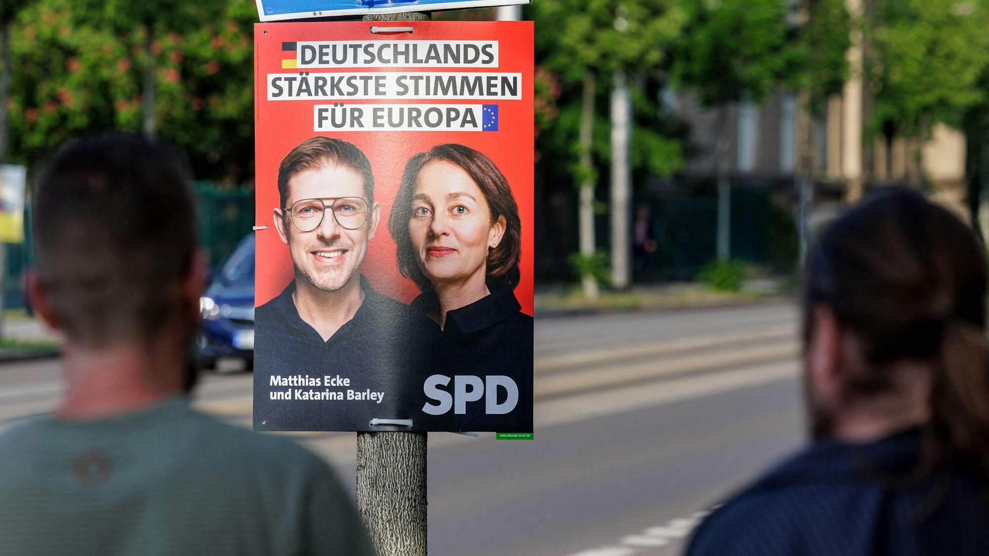 Ein Wahlplakat von Matthias Ecke (L.) and Katarina Barley in Dresden.