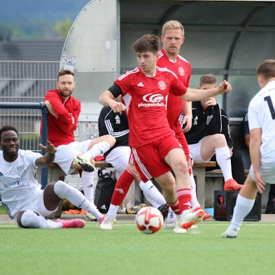 Das Bild zeigt Johannes Püllen, der gerade einen Pass spielt.