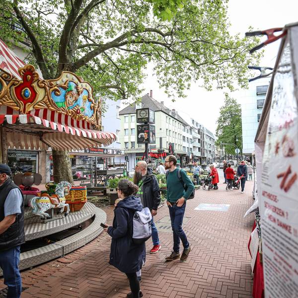 Der Opladener Frühlingsmarkt lockte in diesem Jahr wieder viele Besucher in die Fußgängerzone.