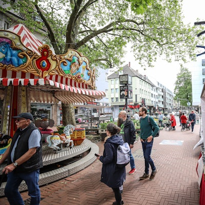 Der Opladener Frühlingsmarkt lockte in diesem Jahr wieder viele Besucher in die Fußgängerzone.