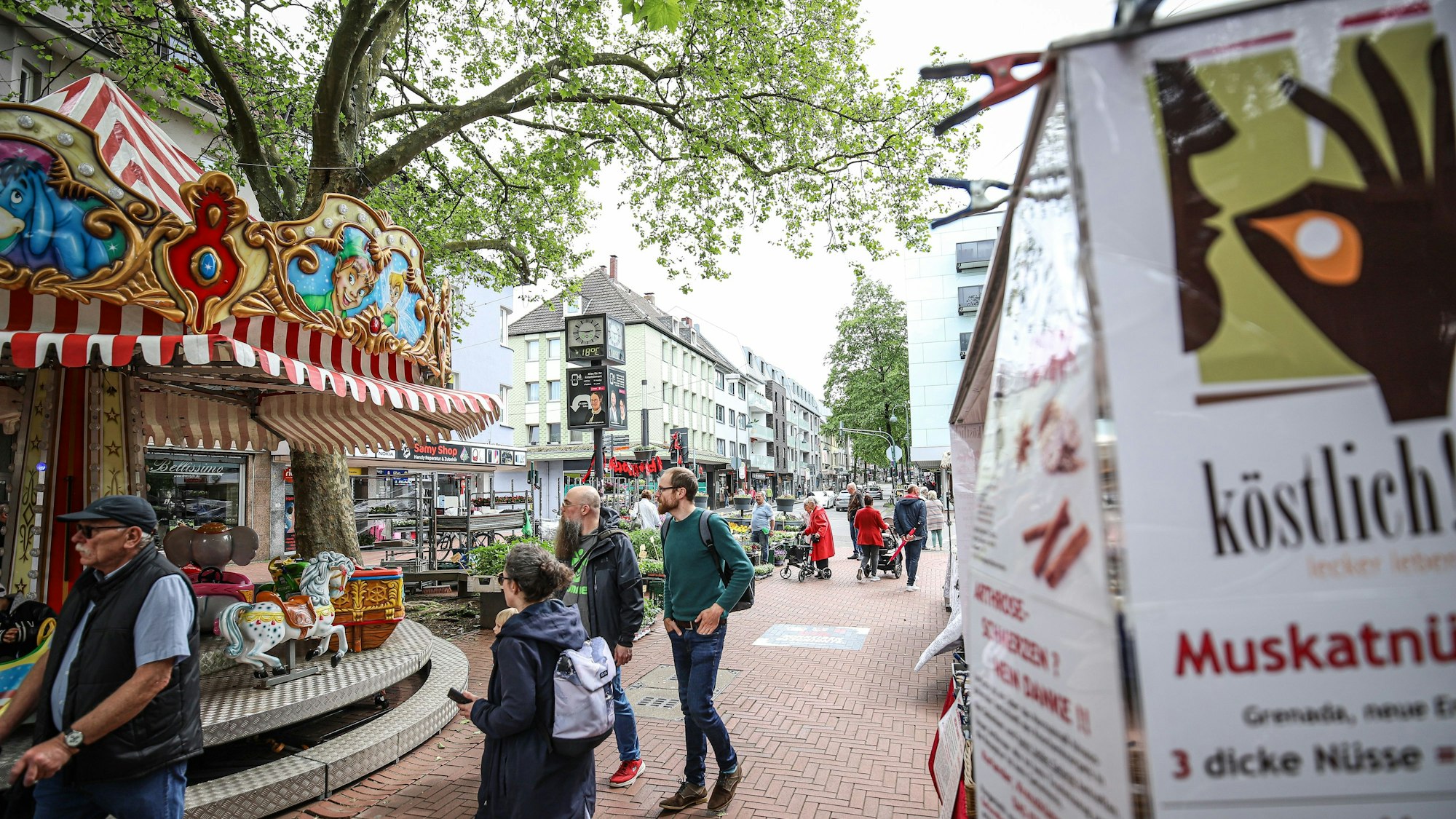 Der Opladener Frühlingsmarkt lockt Besucher in die belebte Fußgängerzone mit einer Vielzahl an bunten Ständen und frühlingshaften Attraktionen. Foto 7: Auch ein Flohmarkt wurde in der Seitengasse eröffnet.