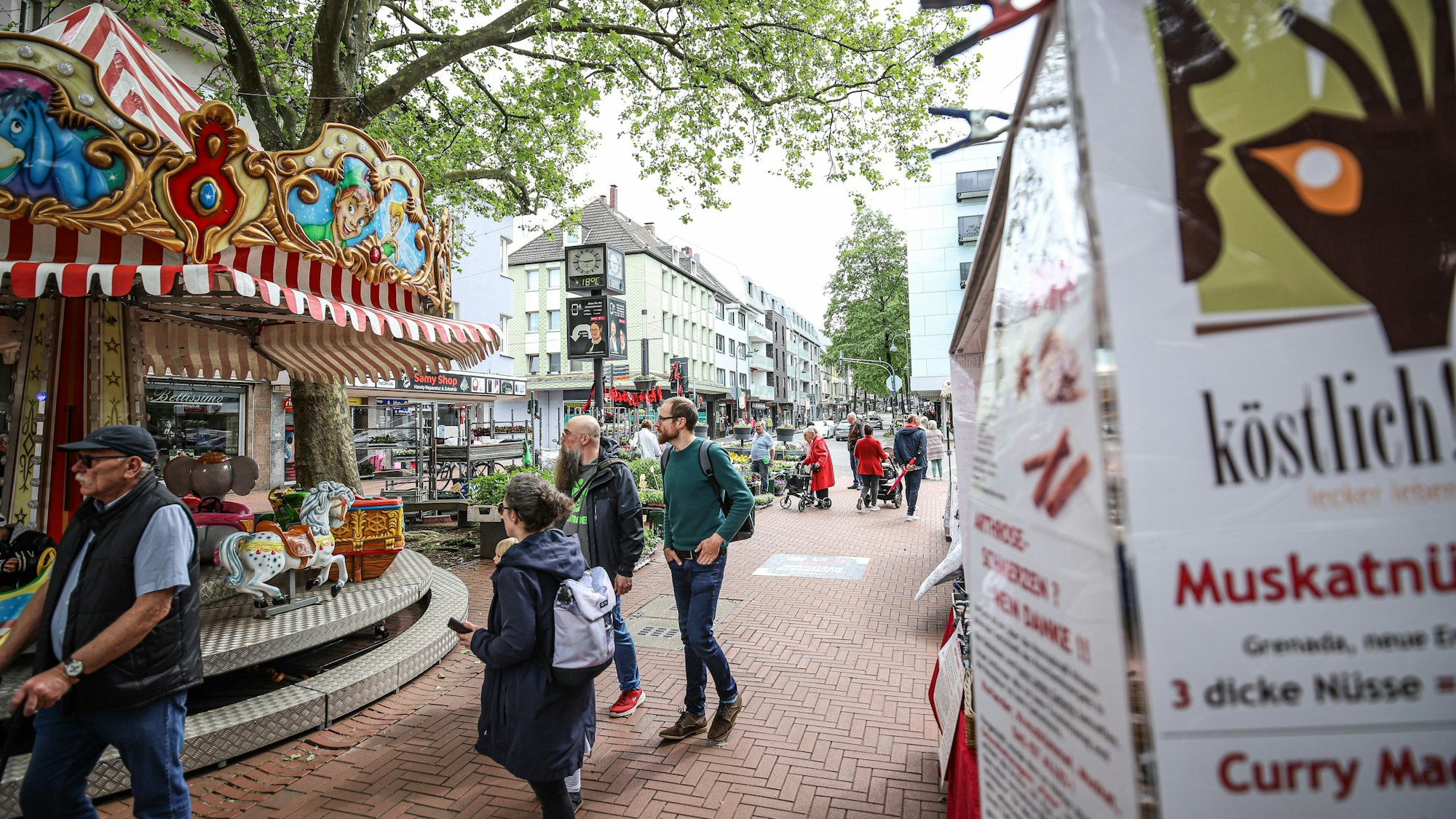 Der Opladener Frühlingsmarkt lockte in diesem Jahr wieder viele Besucher in die Fußgängerzone.