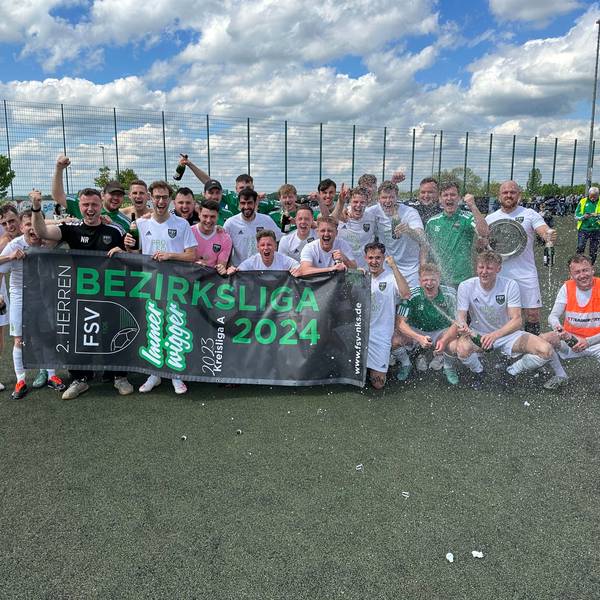 So sehen Sieger aus: Der FSV Neunkirchen-Seelscheid II bejubelt den historischen Aufstieg in die Bezirksliga.