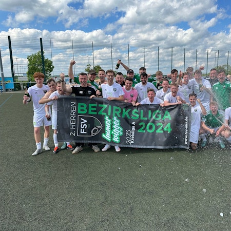 So sehen Sieger aus: Der FSV Neunkirchen-Seelscheid II bejubelt den historischen Aufstieg in die Bezirksliga.