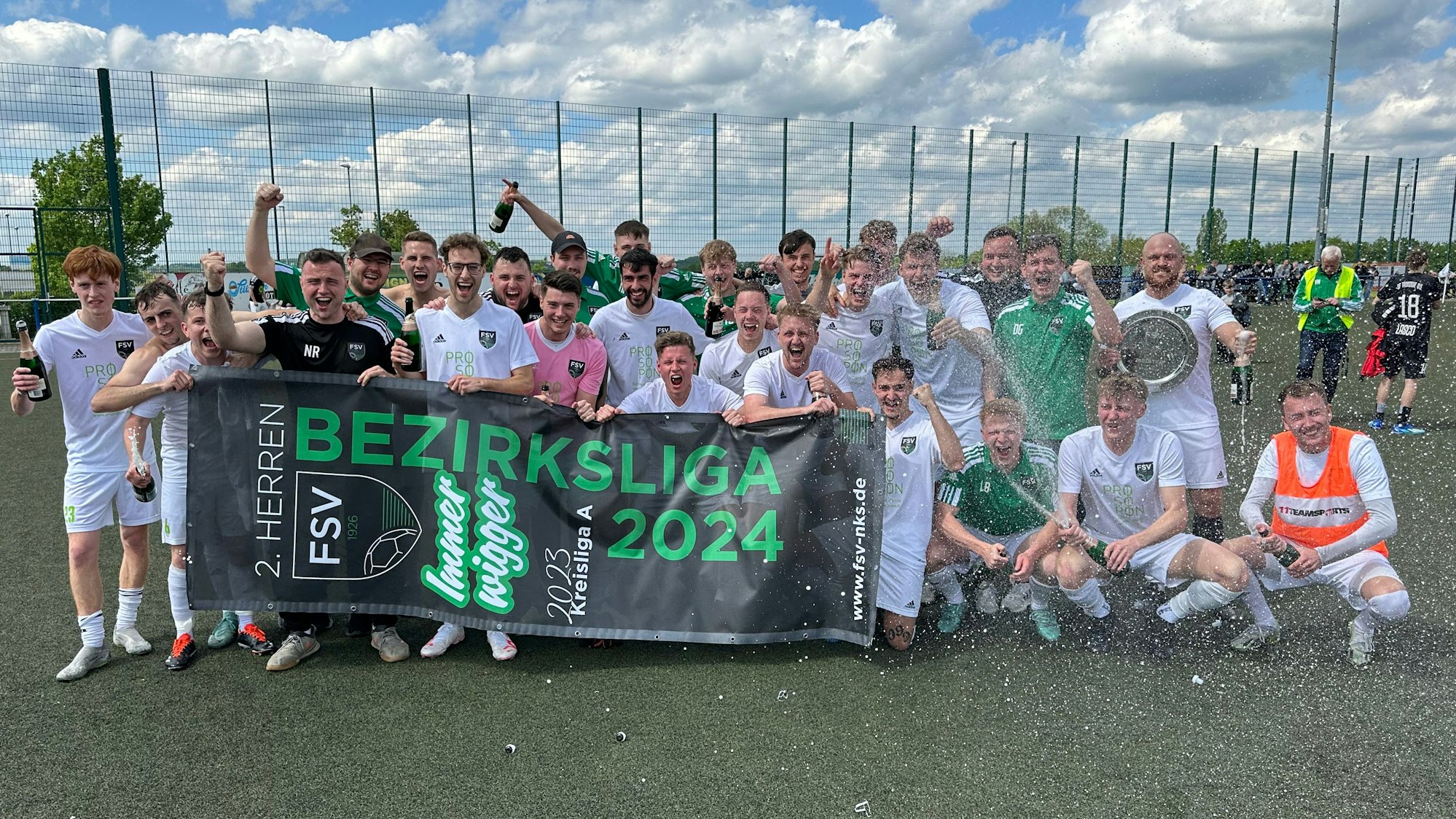 So sehen Sieger aus: Der FSV Neunkirchen-Seelscheid II bejubelt den historischen Aufstieg in die Bezirksliga.