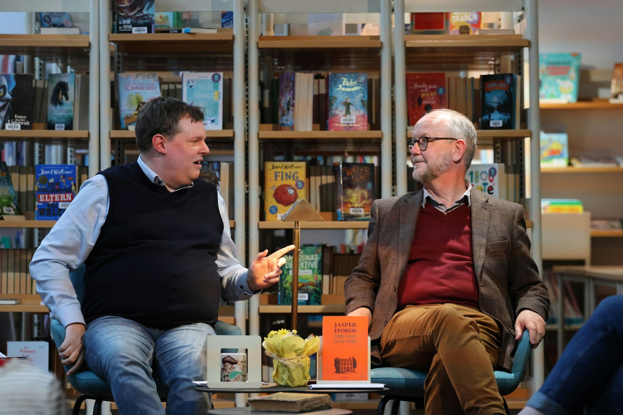 Das Foto zeigt die beiden Krimiexperten Mike Altwicker und Ralf Kramp.