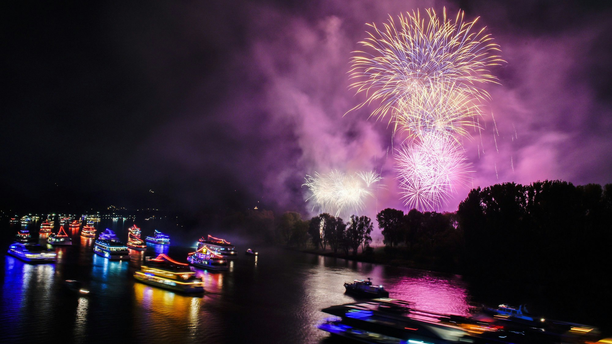 Auch die bunt beleuchtete Schiffsflotte (hier ein Archivfoto) war bei „Rhein in Flammen“ 2024 wieder auf dem Rhein unterwegs.