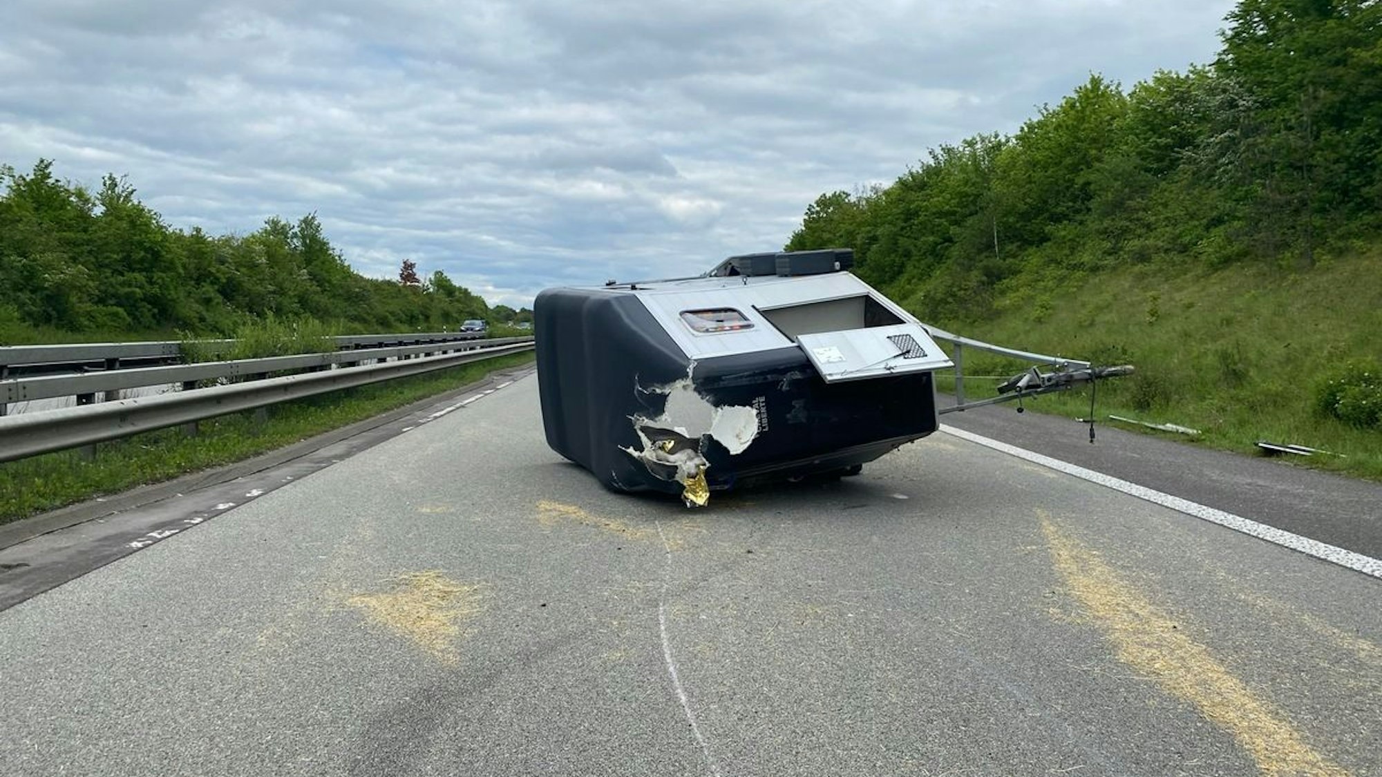In diesem Anhänger starb am Sonntag (5. Mai) ein Pferd auf der A63 bei Kaiserslautern.
