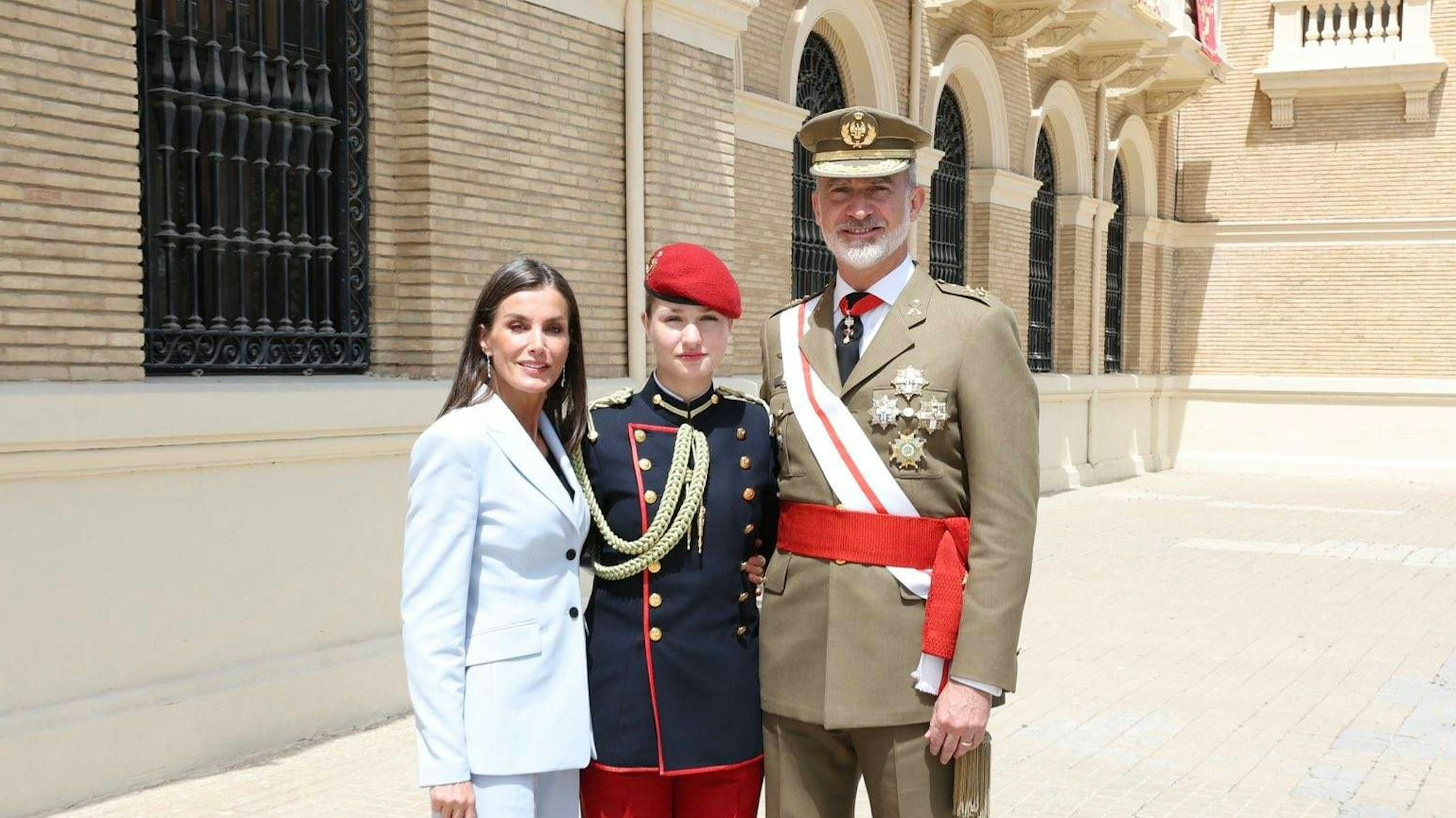 Königin Letizia, Prinzessin Leonor und König Felipe beim 40-jährigen Jubiläum des Fahneneides „Jura de Bandera“ des 44. Jahrgangs der Militärakademie von Saragossa.