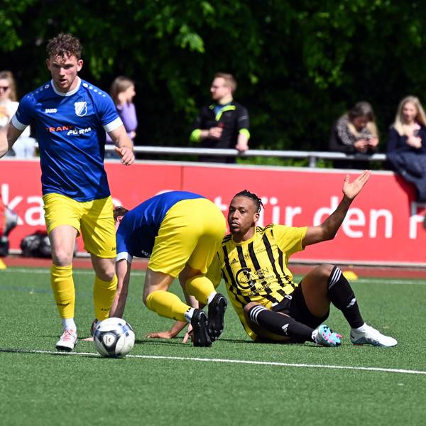 05.05.2024, Fussball-SV Schlebusch-Nümbrecht
rechts : Beni Kiwala (Schlebusch)
Foto: Uli Herhaus