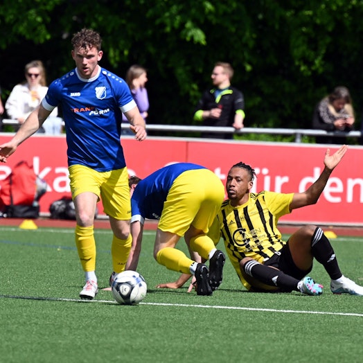 05.05.2024, Fussball-SV Schlebusch-Nümbrecht
rechts : Beni Kiwala (Schlebusch)
Foto: Uli Herhaus