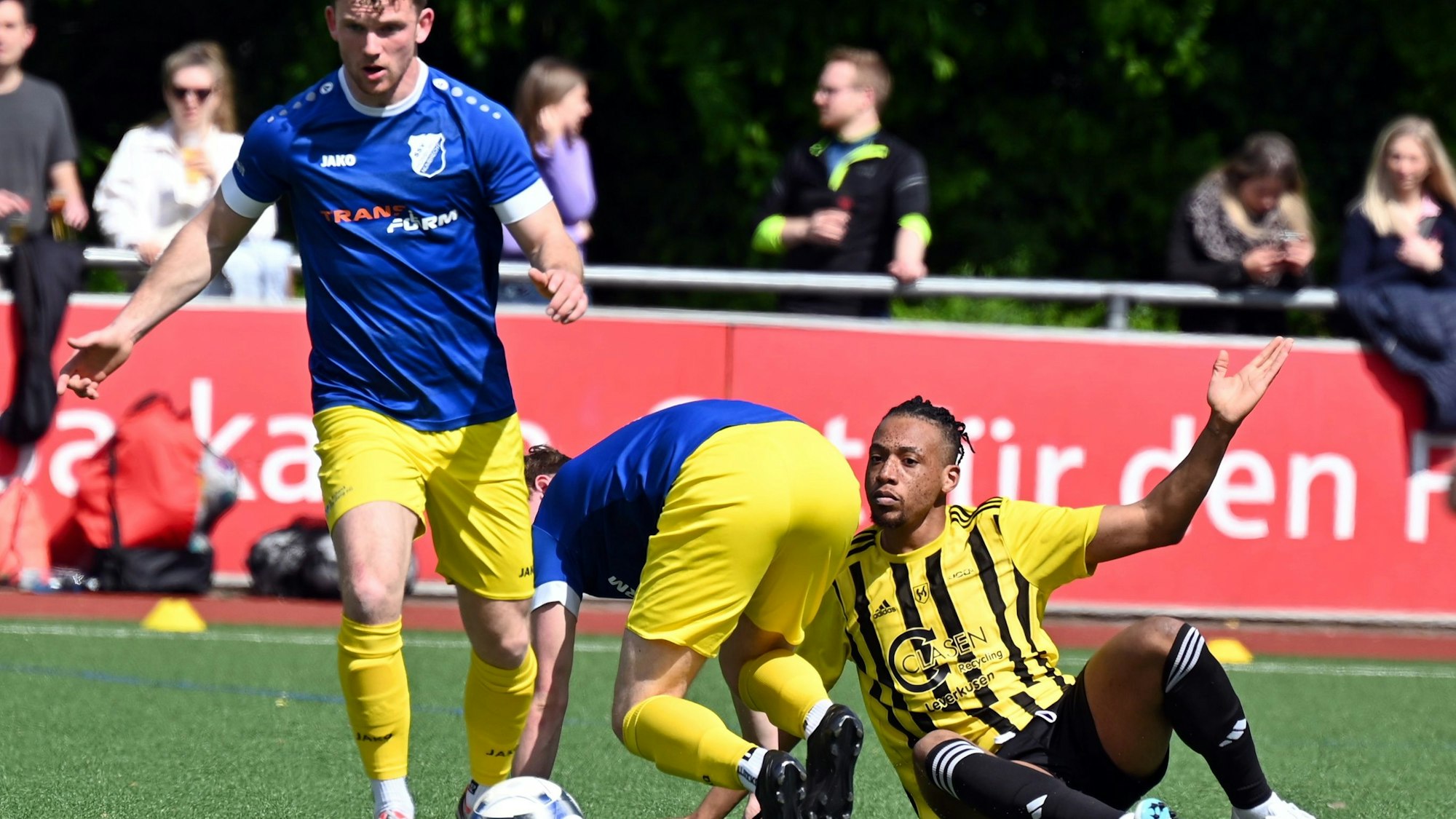 05.05.2024, Fussball-SV Schlebusch-Nümbrecht
rechts : Beni Kiwala (Schlebusch)
Foto: Uli Herhaus