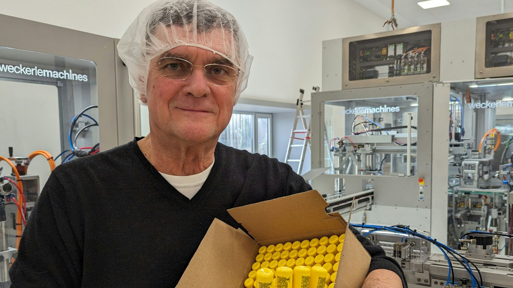 Auf dem Bild ist der Gründer und Geschäftsführer von KHK Lipcare zu sehen.