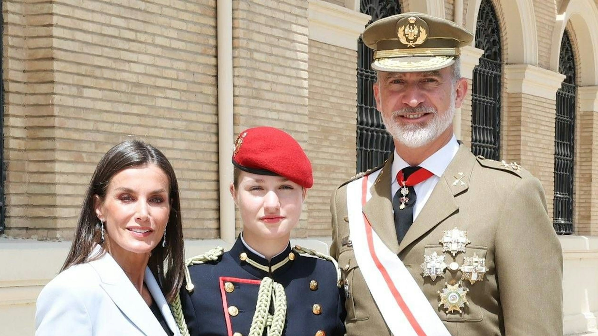 Königin Letizia, Prinzessin Leonor und König Felipe beim 40-jährigen Jubiläum des Fahneneides „Jura de Bandera“ des 44. Jahrgangs der Militärakademie von Saragossa.
