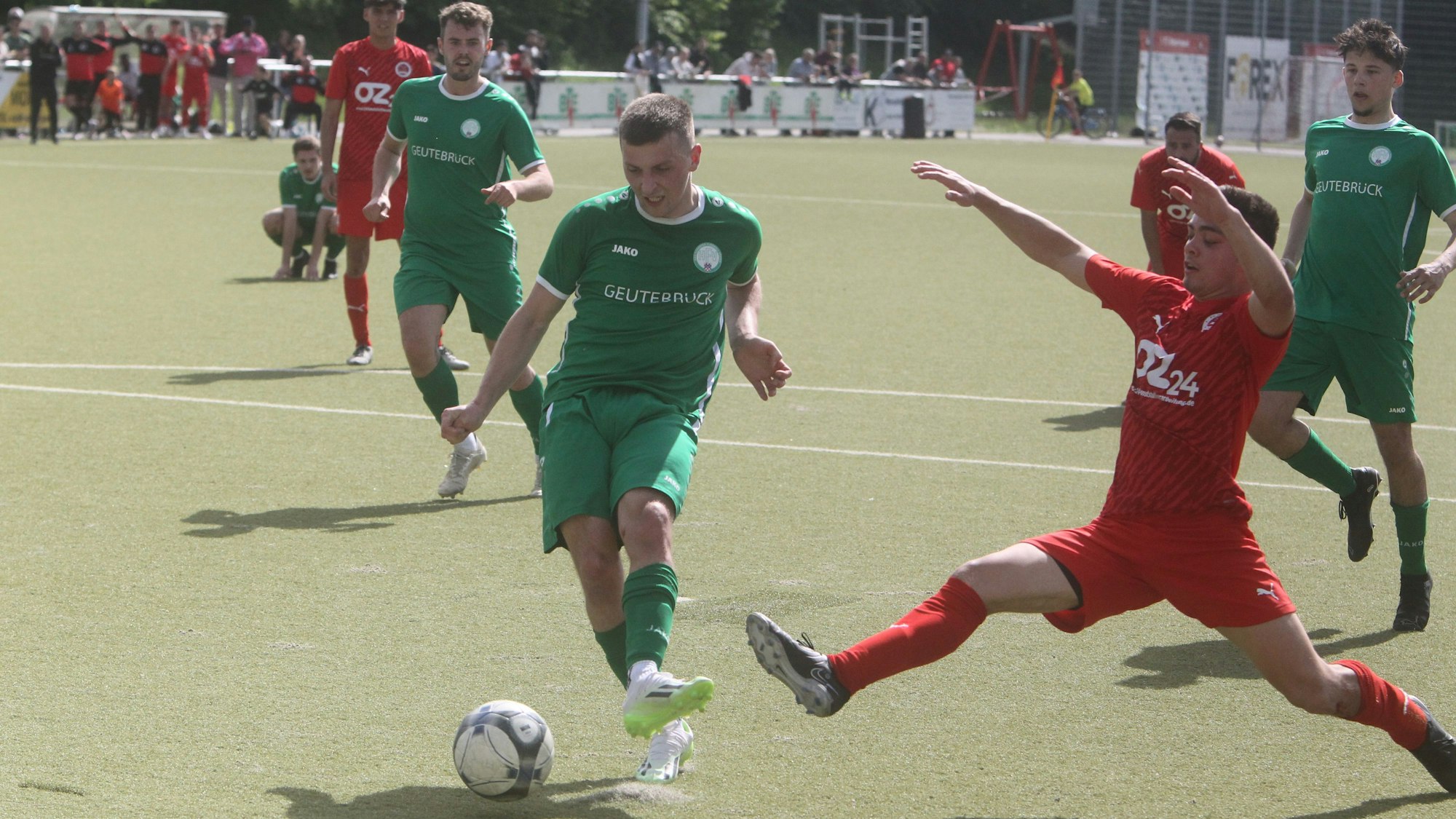 Fritz Spürkel trifft per Elfmeter-Nachschuss zum 3:3 für den FV Bad Honnef, der Niederkasseler Kevin Schulten kommt einen Tick zu spät.