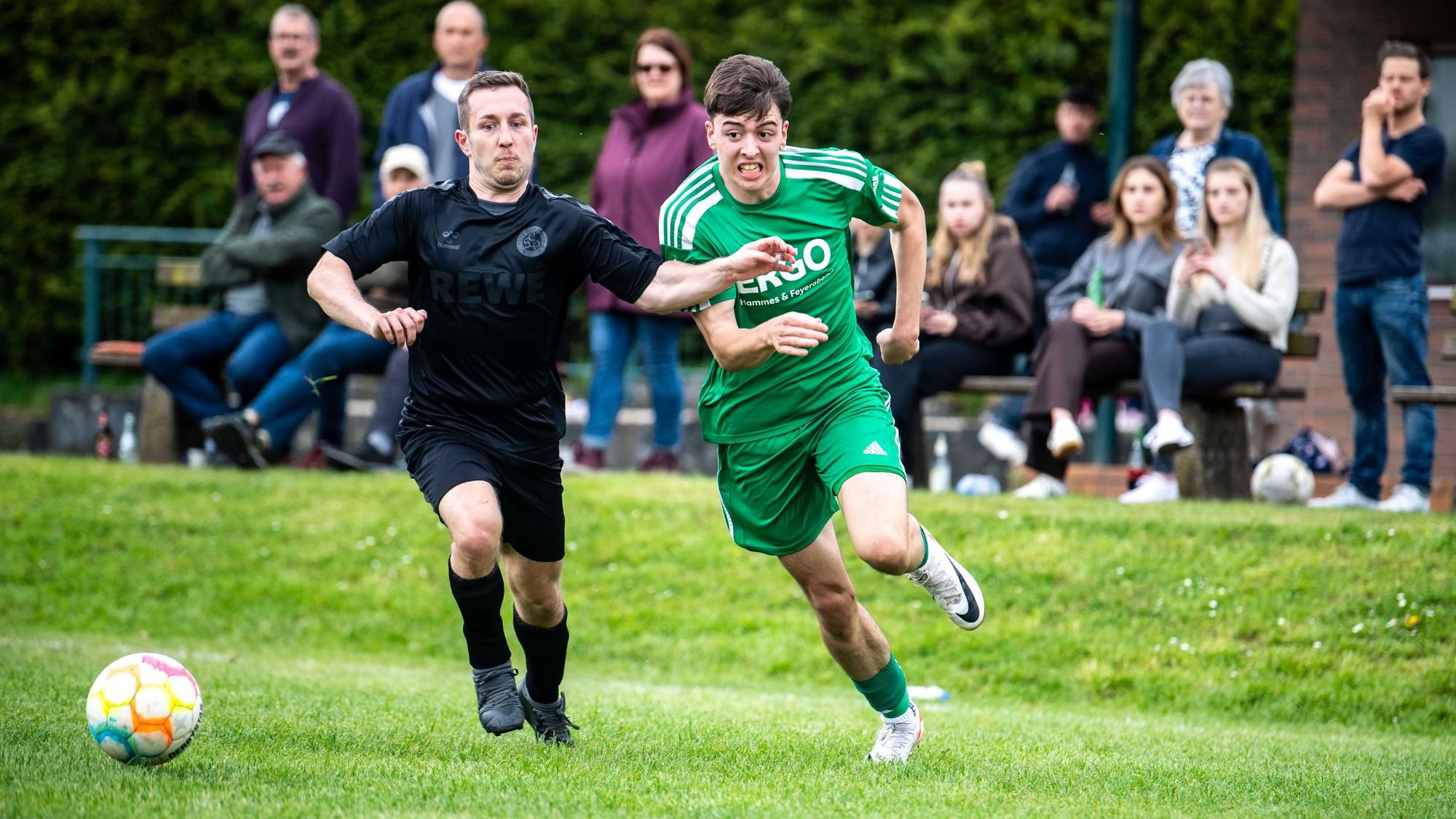 Das Bild zeigt ein Laufduell zweier Spieler.