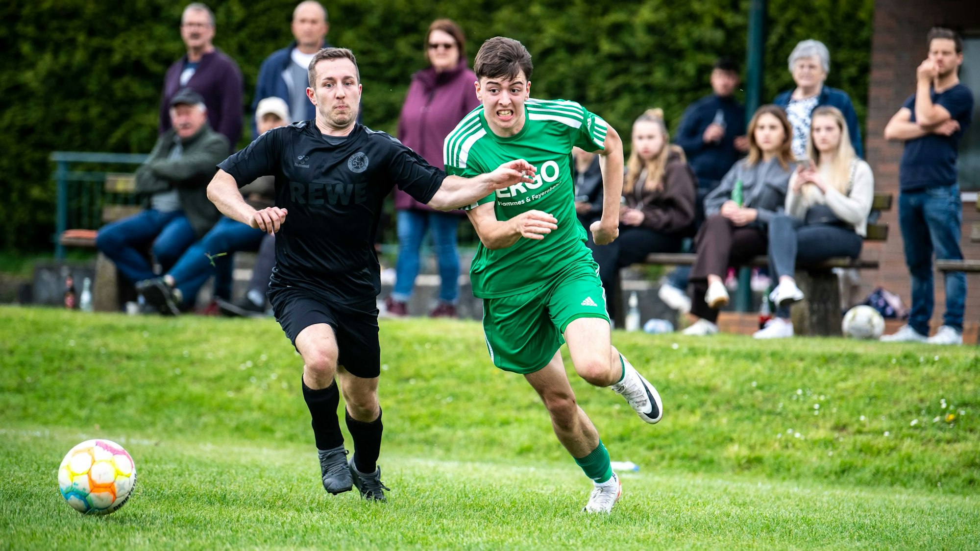 Das Bild zeigt ein Laufduell zweier Spieler.
