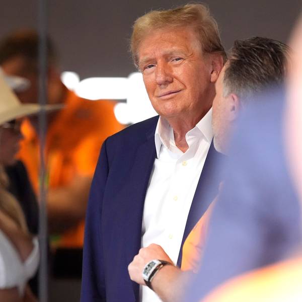 Donald Trump (M.,r.) spricht am Sonntag (5. Mai) mit McLaren-CEO Zak Brown (r.) beim Formel-1-Grand-Prix-Rennen in Miami. Der Schweigegeldprozess ist ein weitaus unangenehmerer Termin für den Ex-Präsidenten.