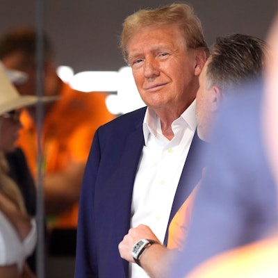 Donald Trump (M.,r.) spricht am Sonntag (5. Mai) mit McLaren-CEO Zak Brown (r.) beim Formel-1-Grand-Prix-Rennen in Miami. Der Schweigegeldprozess ist ein weitaus unangenehmerer Termin für den Ex-Präsidenten.