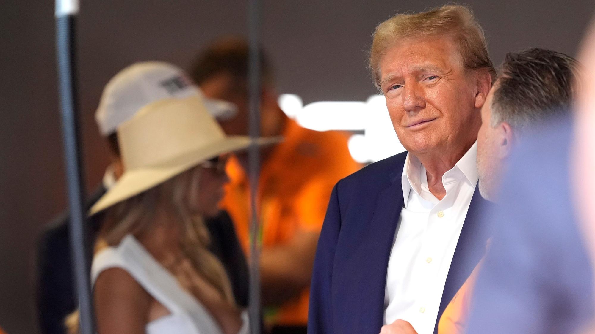 Donald Trump (M.,r.) spricht am Sonntag (5. Mai) mit McLaren-CEO Zak Brown (r.) beim Formel-1-Grand-Prix-Rennen in Miami. Der Schweigegeldprozess ist ein weitaus unangenehmerer Termin für den Ex-Präsidenten.