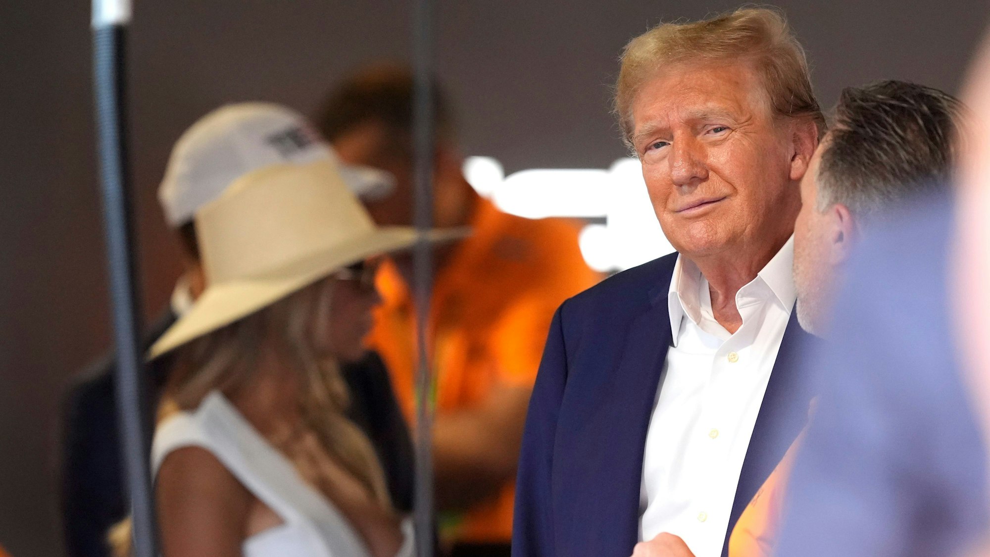 Donald Trump (M.,r.) spricht am Sonntag (5. Mai) mit McLaren-CEO Zak Brown (r.) beim Formel-1-Grand-Prix-Rennen in Miami. Der Schweigegeldprozess ist ein weitaus unangenehmerer Termin für den Ex-Präsidenten.